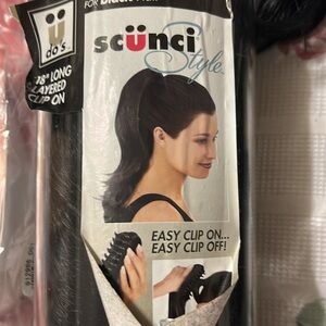 18” Toni Pony Black Clip-On Hair Extension
Long ponytail straight